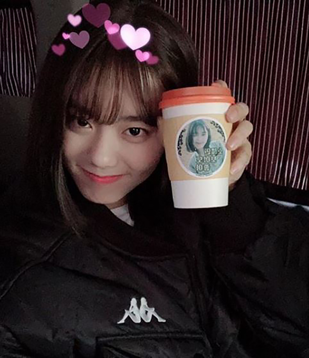 최고의 치킨 아이오아이 (I.O.I) 출신 김소혜, 팬들이 보내준 커피차에 행복한 모습…드라마도 기대돼