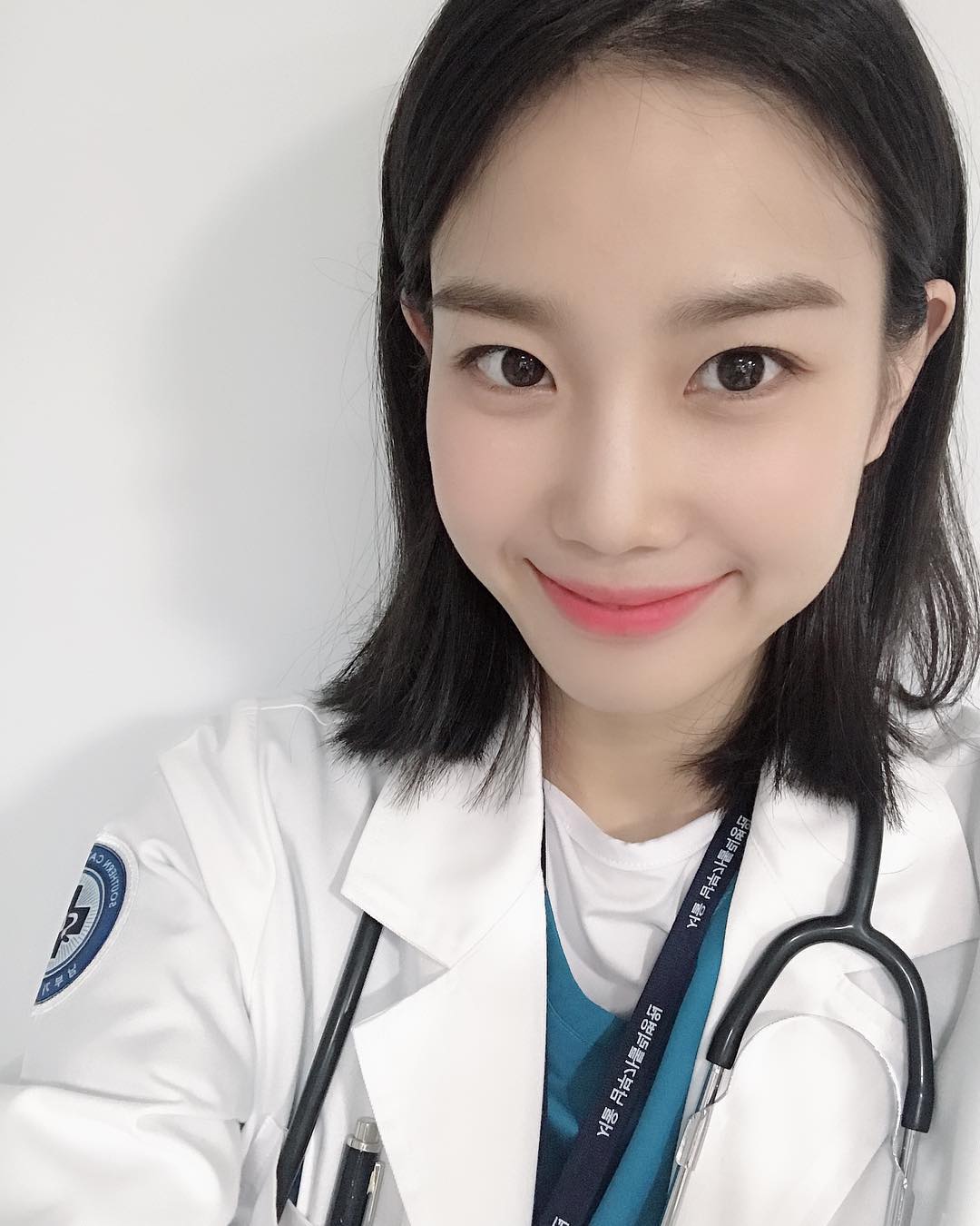 남자친구 장희령, 의사 가운 입고 맑은 피부 자랑…깔끔한 비주얼에 심쿵
