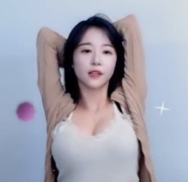 아프리카TV BJ 크레용팝 엘린, 가슴 돋보이는 방송 의상 명불허전 몸매