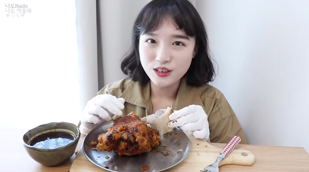 유튜버 나도, 천만영화 극한직업 속 수원왕갈비통닭 먹방 눈길 
