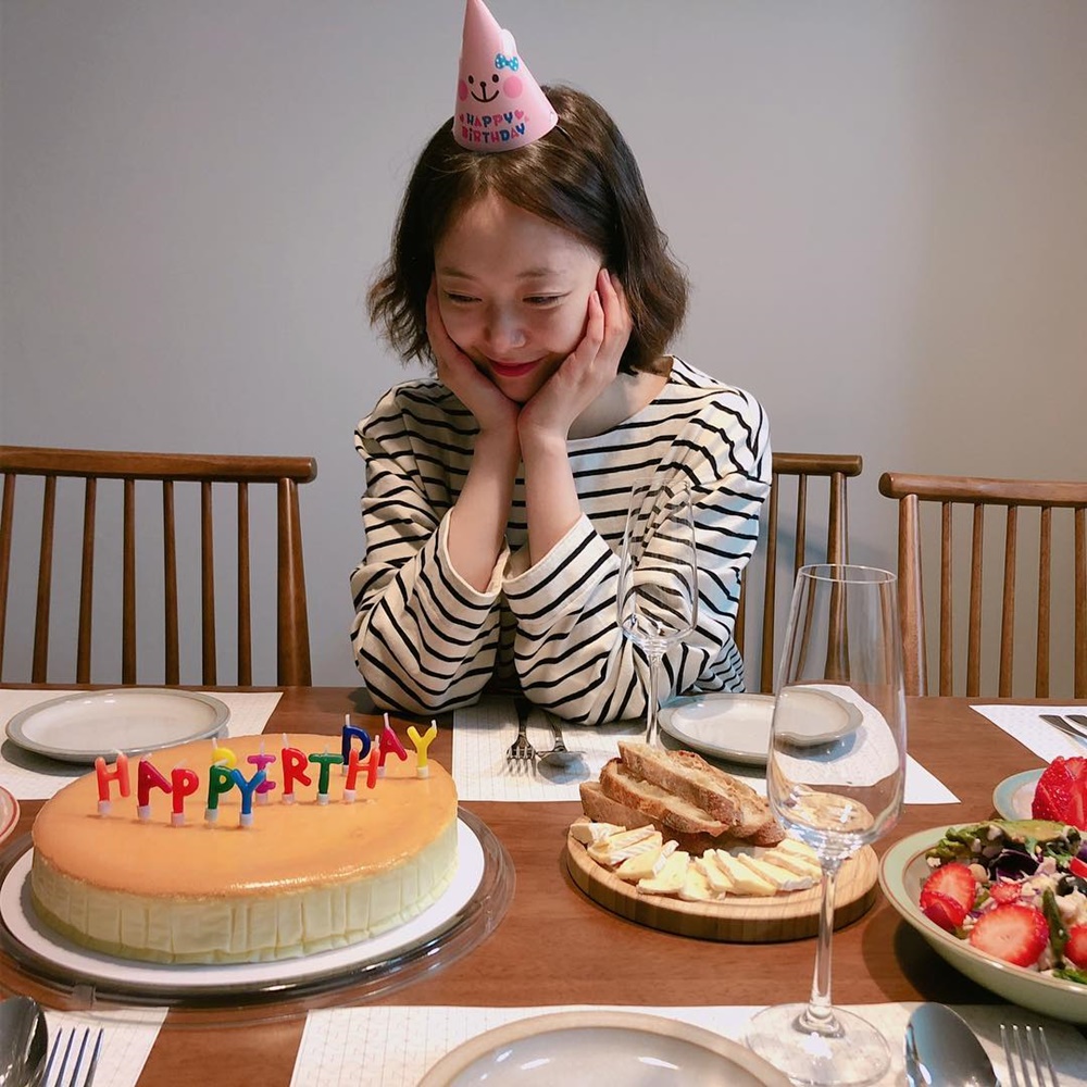 런닝맨 전소민, 생일 케이크 바라보며 행복한 웃음…친구들아 건강하자