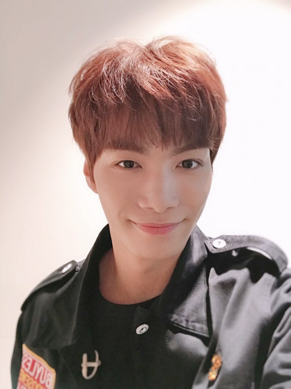 뉴이스트 JR, 랜선라이프 공식 귀요미의 곰돌 셀카…완벽한 쩨아리