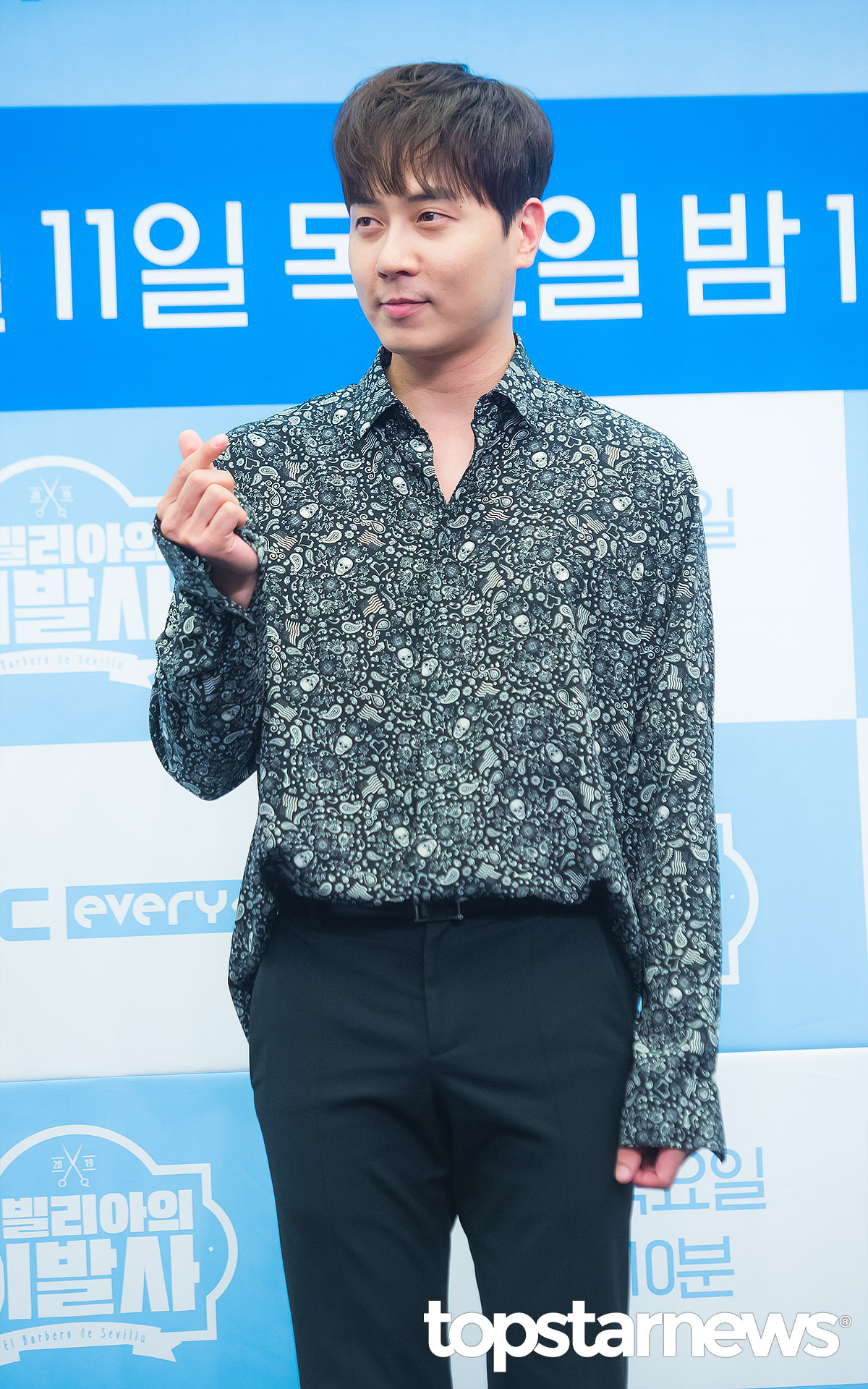 [HD포토] 신화(SHINHWA) 앤디, 수줍은 손하트 (세빌리아의 이발사)