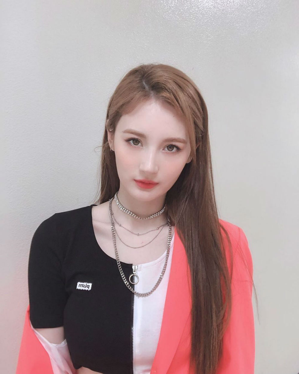 라나(LANA), 남심 저격하는 매혹적 눈빛…하트 빵야