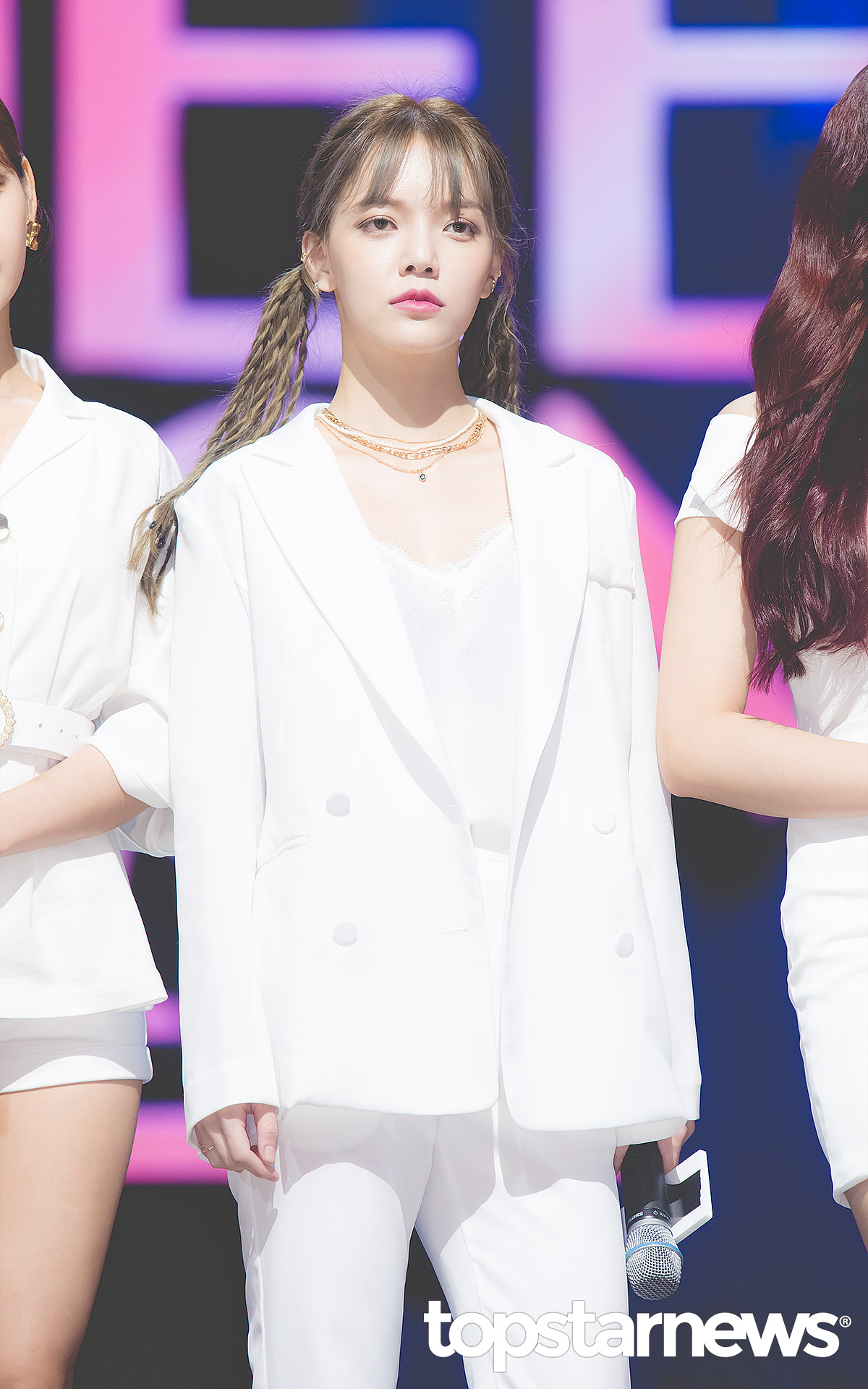 [HD포토] 에이오에이(AOA) 지민, 귀엽게 땋은 헤어스타일과는 상반되는 시크 눈빛 (퀸덤)