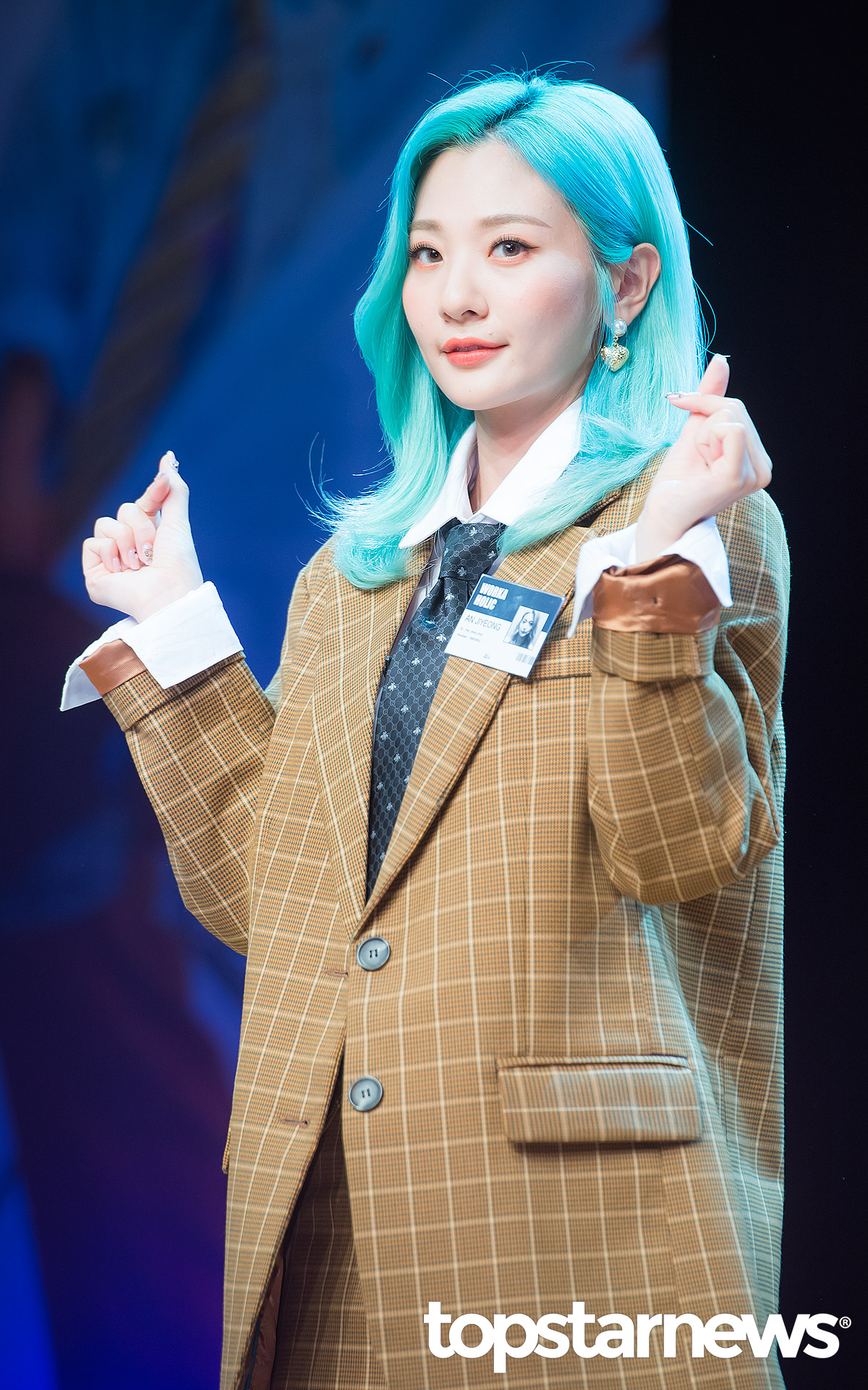 [HD포토] 볼빨간 사춘기 안지영, 심쿵 아이컨택 (워커홀릭)