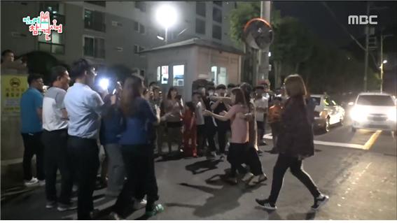 전지적참견시점70회 송가인 팬들, 행사장 사전답사해 동선 안내, 경호, 스태프, 특산물 조공까지 무대 끝엔 송가인 이모네 보리밥집(1)