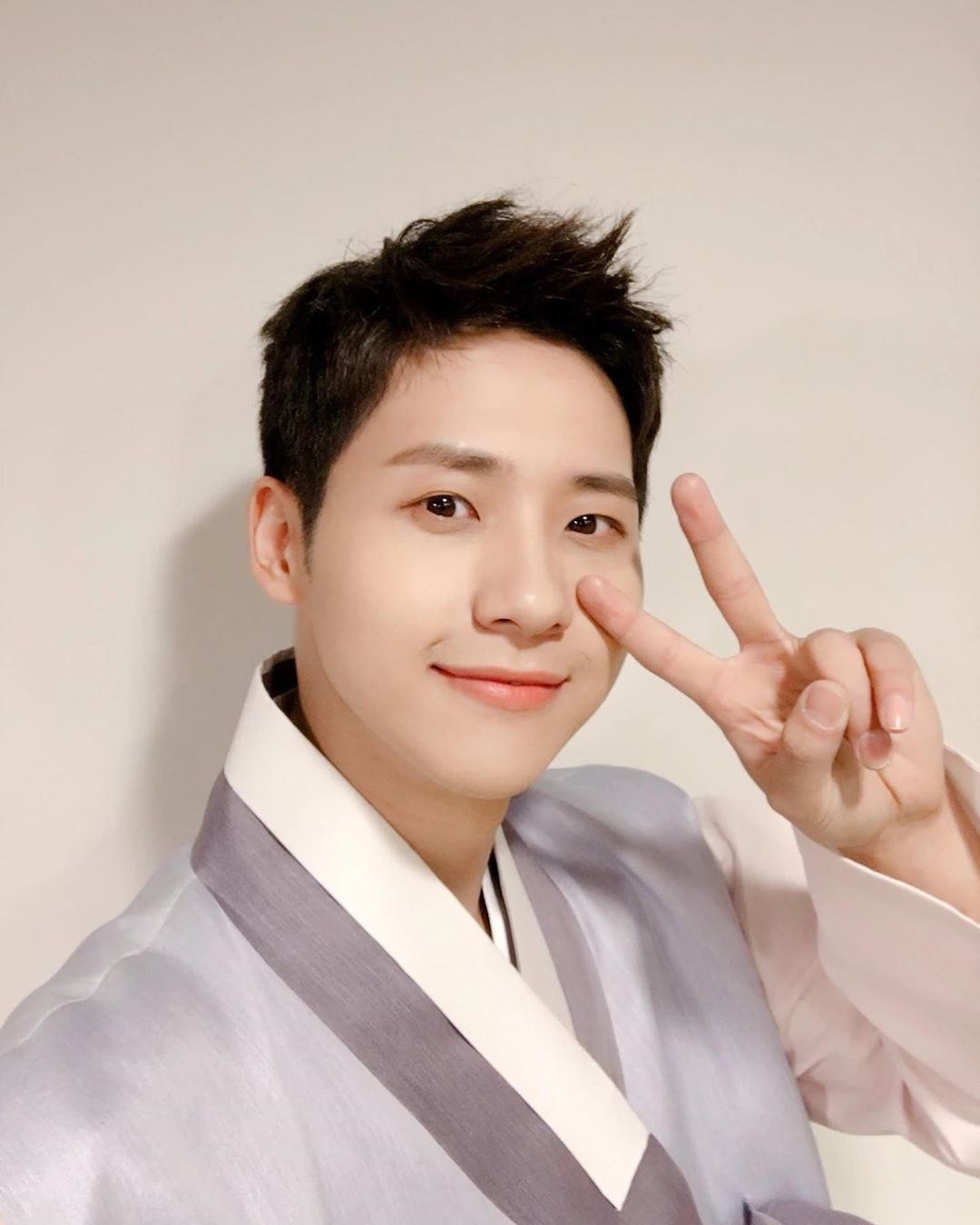 비원에이포(B1A4) 신우, 이기자 부대 복무 중 추석 인사 군대 입대 전 사진 공개