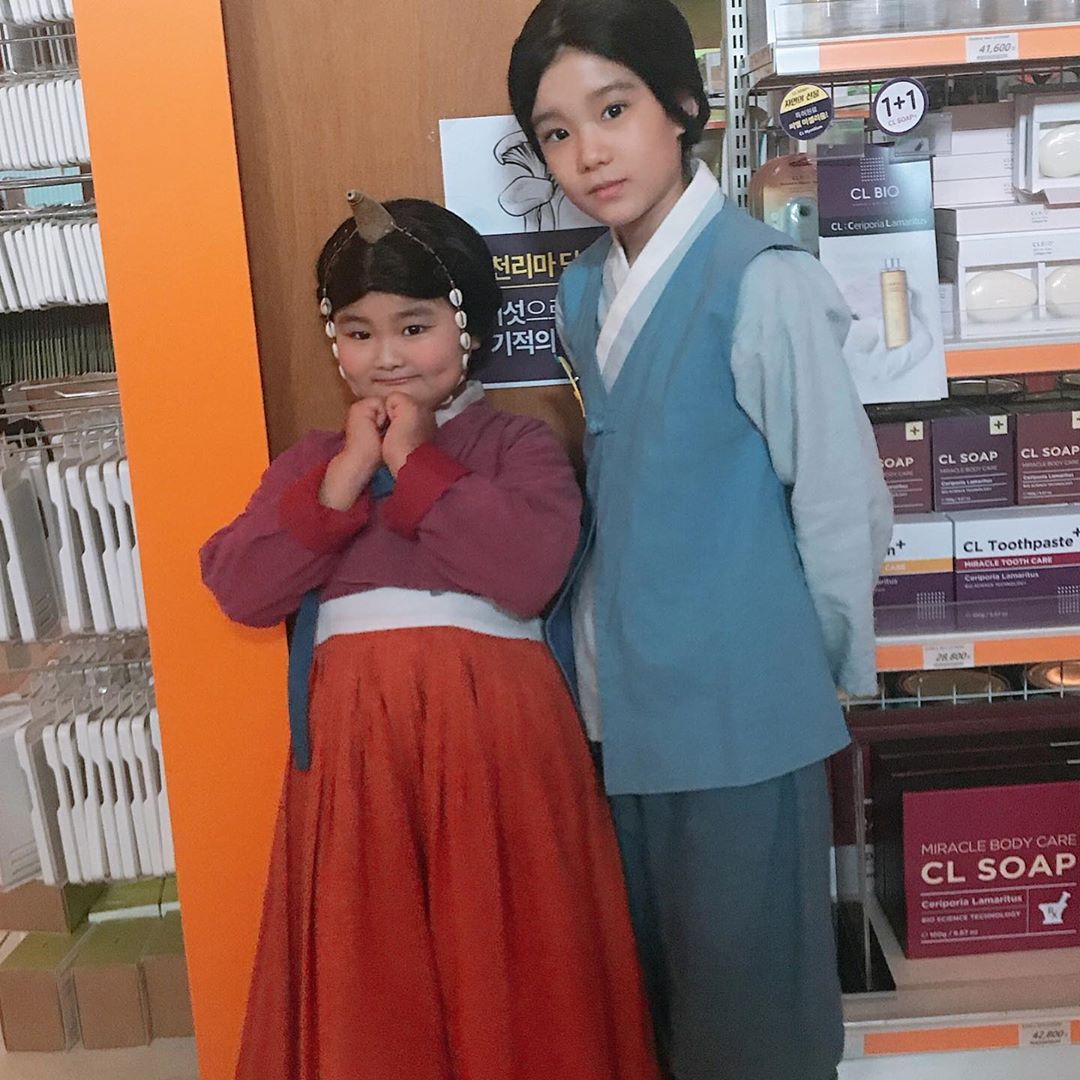 쌉니다 천리마마트 김규리-엄태윤, 햇님달님 속 오누이로 변신…잘생쁨 미주와 아련아련한 찌에