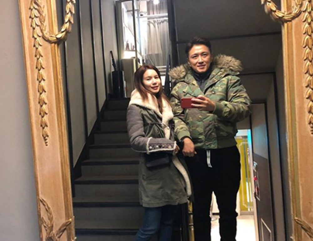 진태현, 아내 박시은과 손 꼭 붙잡고 데이트…부부 럽스타그램