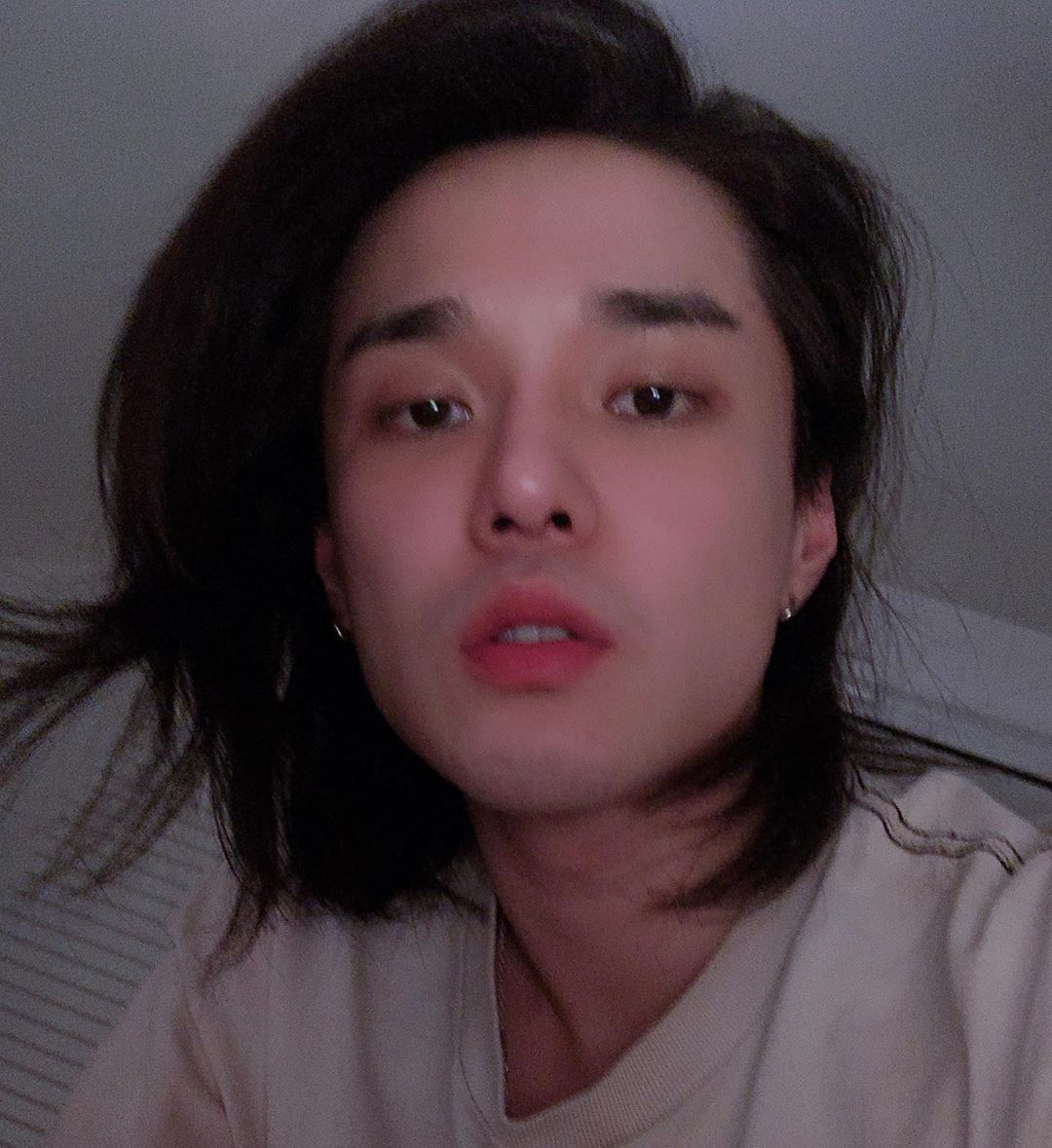 가수 딘, 확 달라진 분위기 장발머리 근황 공개