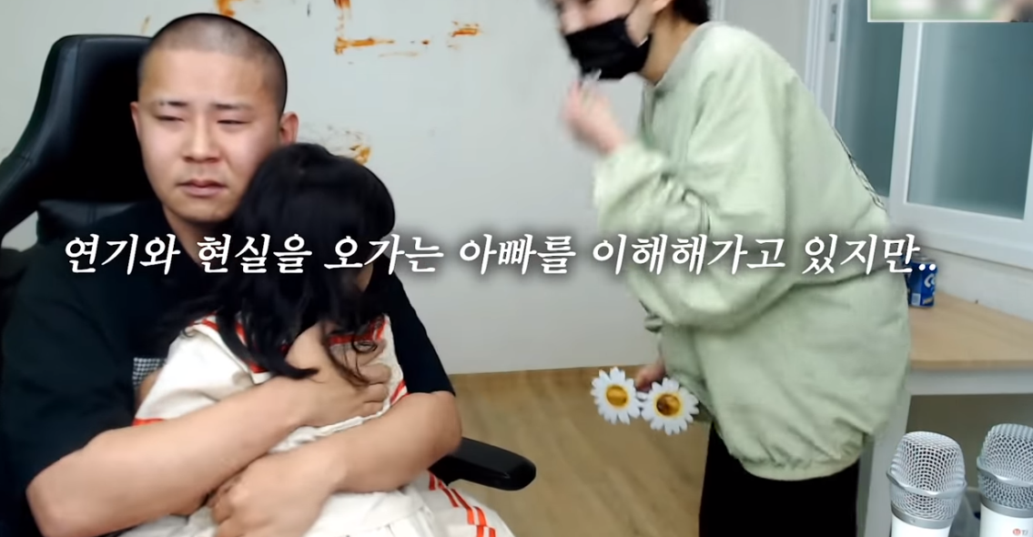 외질혜♥ 철구, 딸 연지 품안에 안고 눈물…방송이란 건 뭘까