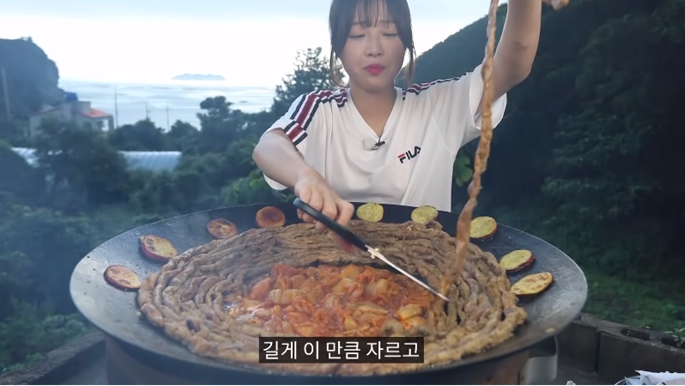 쯔양, 욕지도 16M 곱창 먹방 진행…소 한 마리, 도전 해볼만