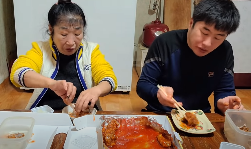 영계라니 수준 참… 유튜버 다정한부부, 치킨 먹방에 쏟아진 악플 
