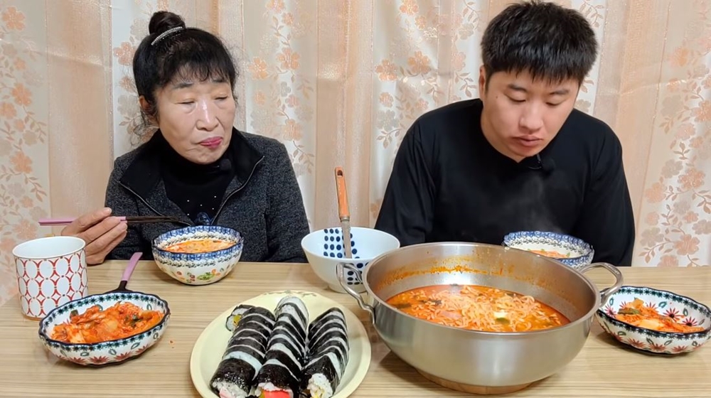 온갖 트집 다 잡아…유튜버 다정한부부, 라면 먹방 중 말다툼?