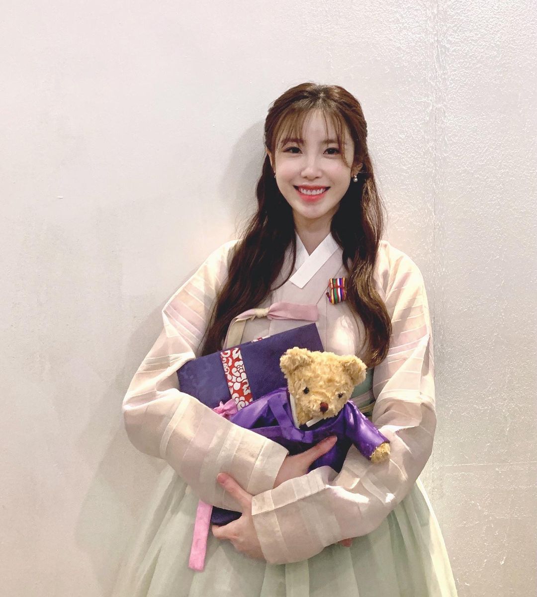 감사하면서도 얼떨떨해…전효성, 라카이코리아 한복 광고 참여→한복사랑 감사장 수상