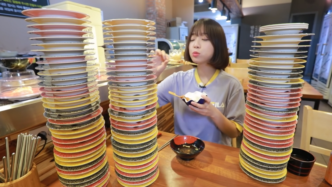 초밥 입맛 높은 편인데…유튜버 쯔양, 회전 초밥 112그릇 먹방