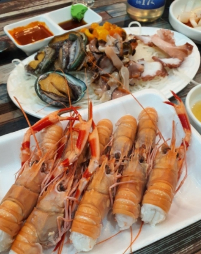 생생정보-전설의맛 제주 서귀포매일올레시장 맛집, 랍스터·딱새우구이-흑돼지족발·순대족발-회센터 外…흑돼지고로케 위치는?