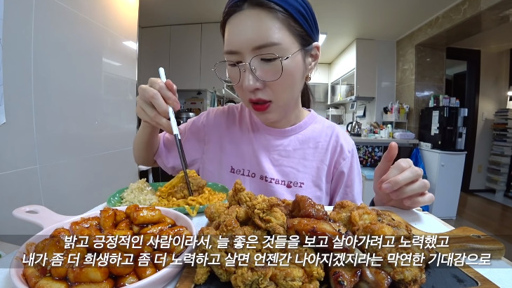 나름의 행복을 찾아가며…유튜버 여수언니 정혜영, 이혼소송 고백 2달 만에 먹방 영상 업로드