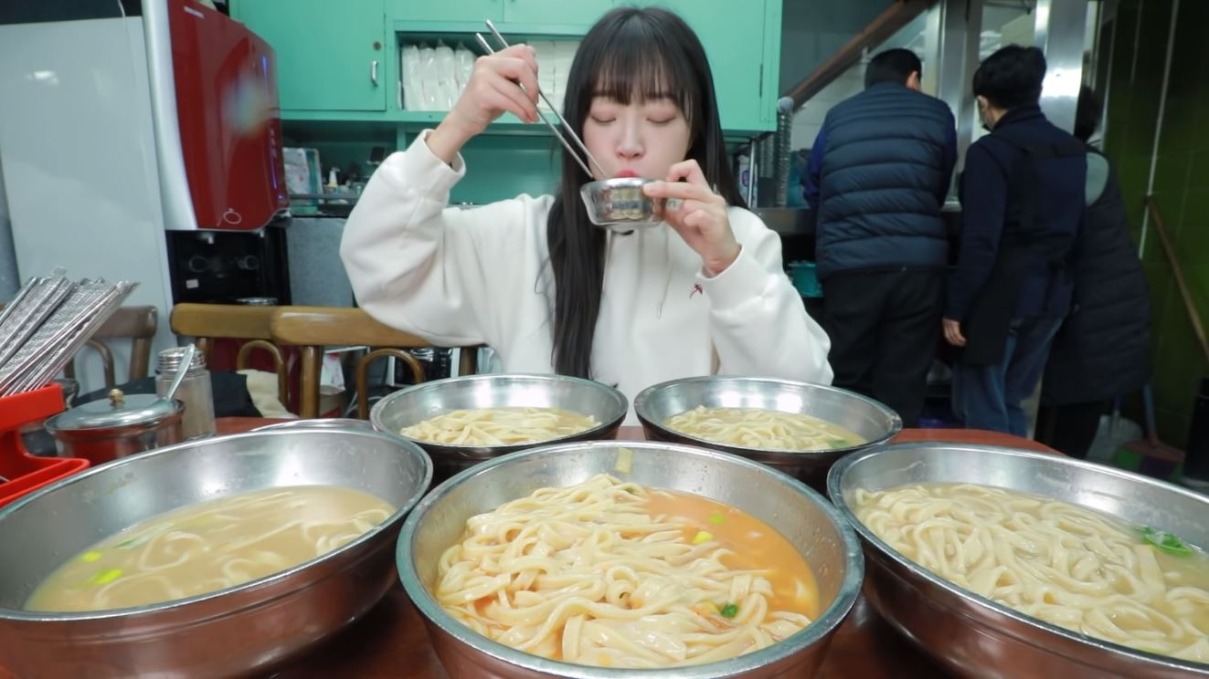 8개 시키려다 5개…유튜버 쯔양, 54년 전통 칼국수 먹방 공개