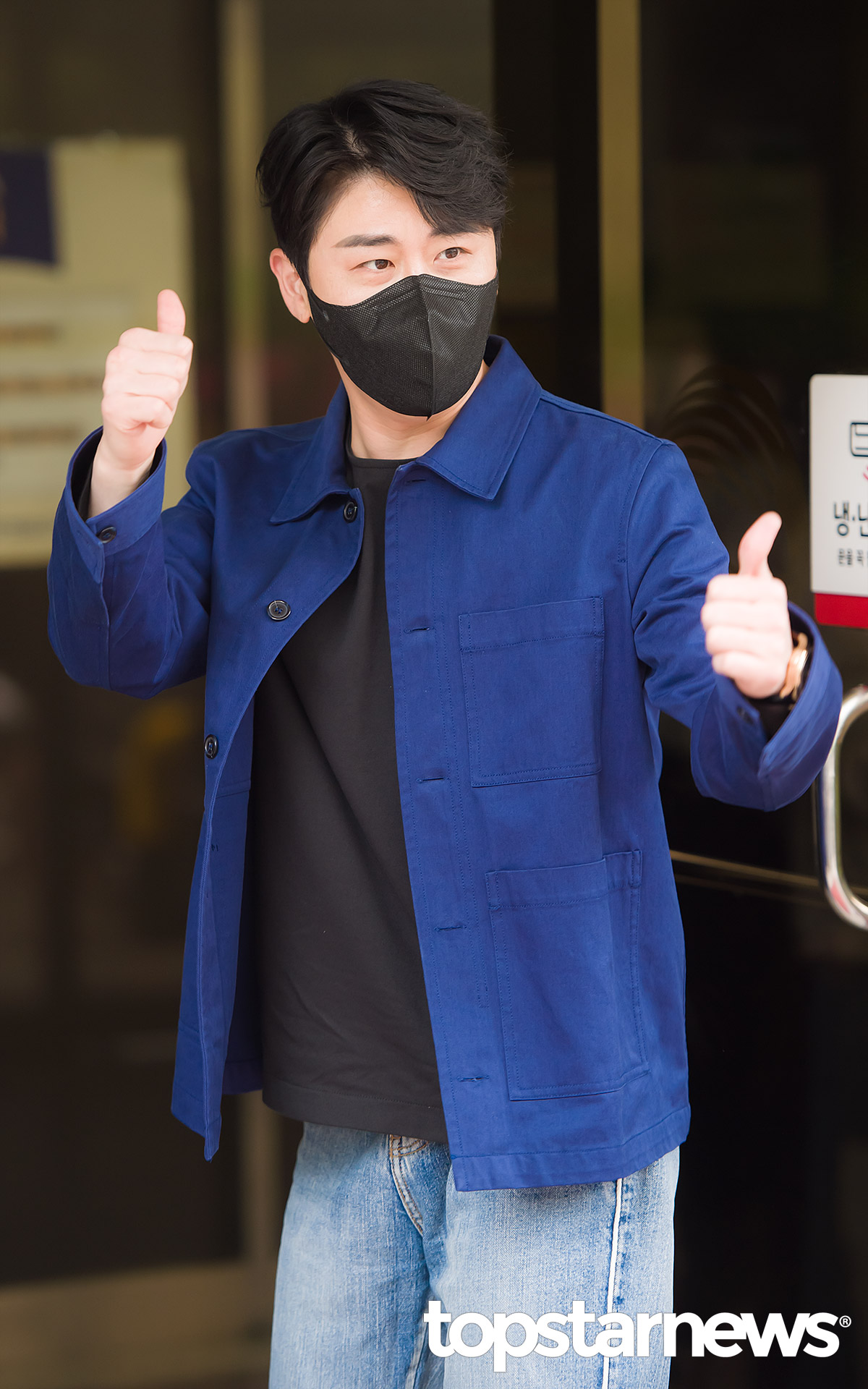 [HD포토] 영탁, 팬서비스 따따봉 (불후의 명곡 출근길)
