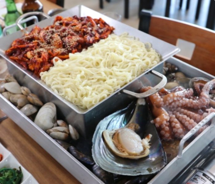생방송투데이-리얼맛집 강를 대왕철판전골 횟집 위치는? 한집세가족-모듬회 外