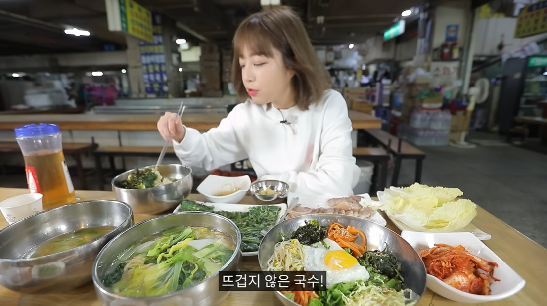 되는 거 다 먹겠다…유튜버 쯔양, 35년 전통 손칼국수 먹방 공개