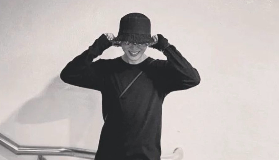 러블리의 의인화 방탄소년단 지민, 프로 아이돌의 잇몸 마르는 계단샷 비하인드 이어 짐블리 매력에 심쿵❤️