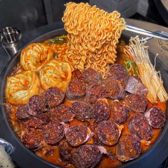 생생정보 서울 홍대 서교동 만순곱얼큰전골 맛집 위치는? 순대만두곱창전골-땡초깻잎파전 外