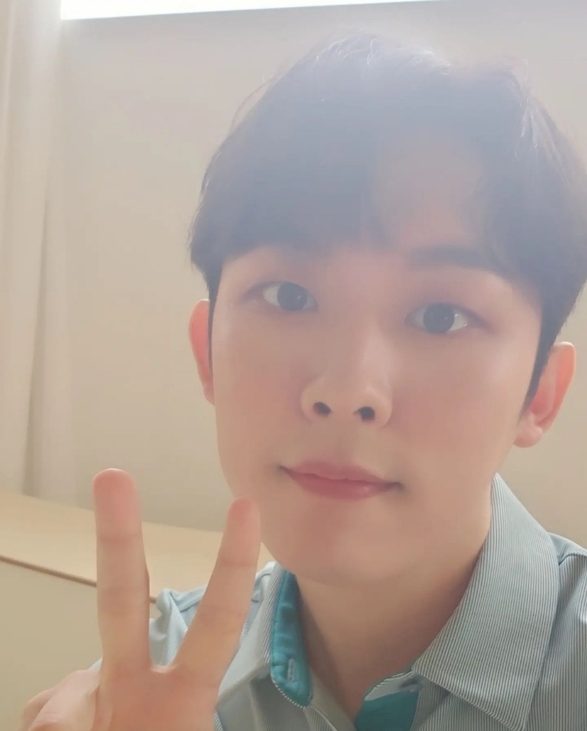 진욱, 귀여운 셀카근황 엄청 귀여운데 렌즈 좀 닦아줘요