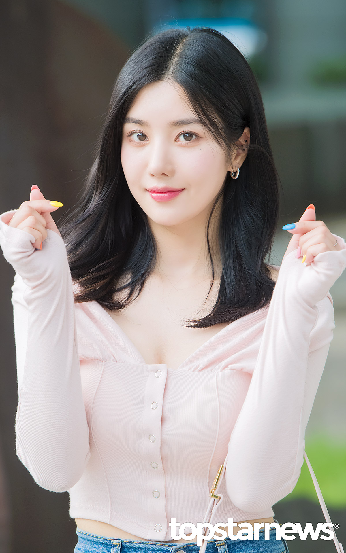 권은비, 워터밤에 어울리는 알록달록 네일아트 (권은비의 영스트리트 출근길) [HD포토]