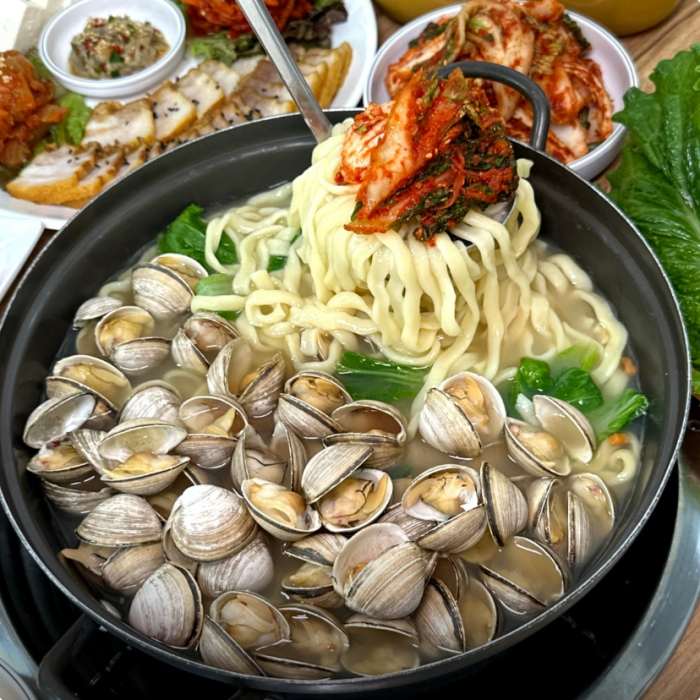 생방송투데이-리얼맛집 공주 쌍신동 황금칼국수 식당 위치는? 물총알밤칼국수-해물바삭파전-밤두부김치보쌈 外