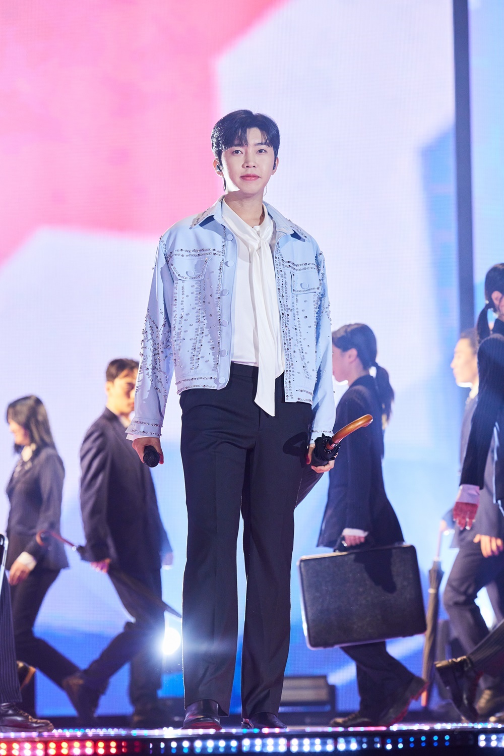 우주탐험 일기 임영웅, 과거 현재 미래가 공존하는 콘서트에서 댄스 배틀로 사인을 두 장이나 받은 행운의 영시