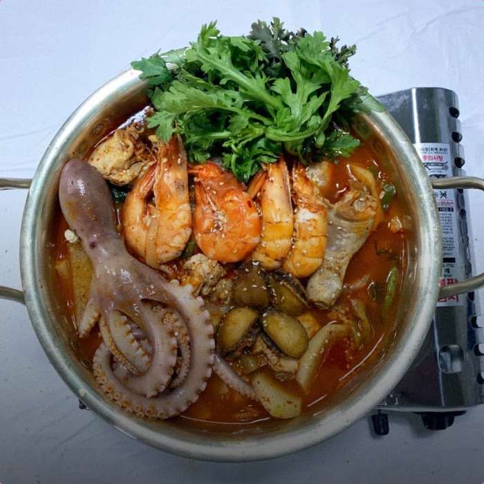 생방송투데이-자족식당 신안 압해도 펄낙지탕탕이·뻘낙지초무침·연포탕 맛집 위치는? 직접 잡아 요리하는 봄