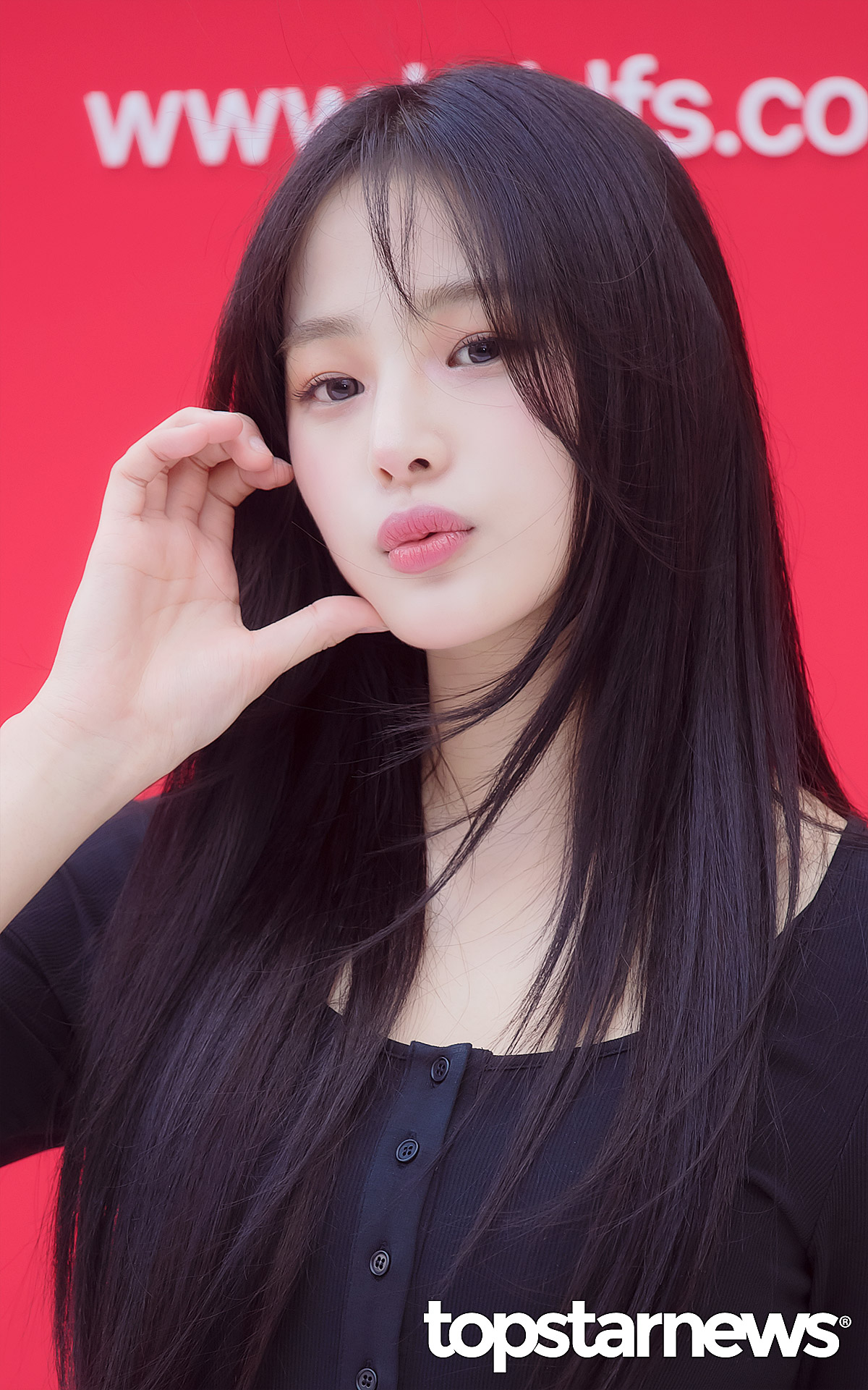 뉴진스 민지, 버니즈에게만 주는 하트키스 (현대백화점면세점 포토월) [HD포토]