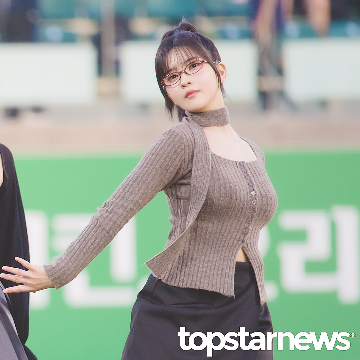버스터즈 타카라, 볼륨 몸매 뽐내며 (축하공연) [HD포토]