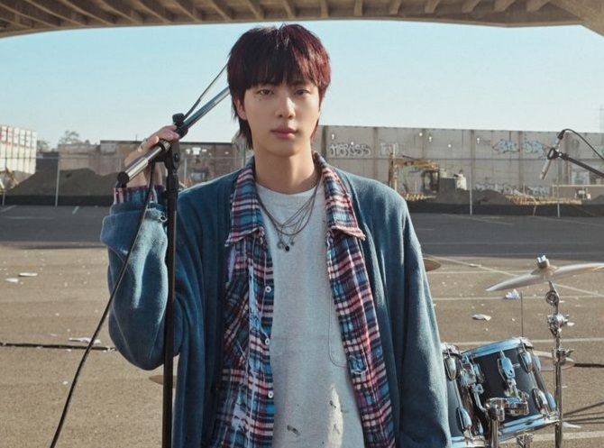 [BTS News] 방탄소년단 진, 아일 비 데어로 전 세계를 사로잡다…유튜브 전 세계 MV 인기 동영상 연속 3일째 1위