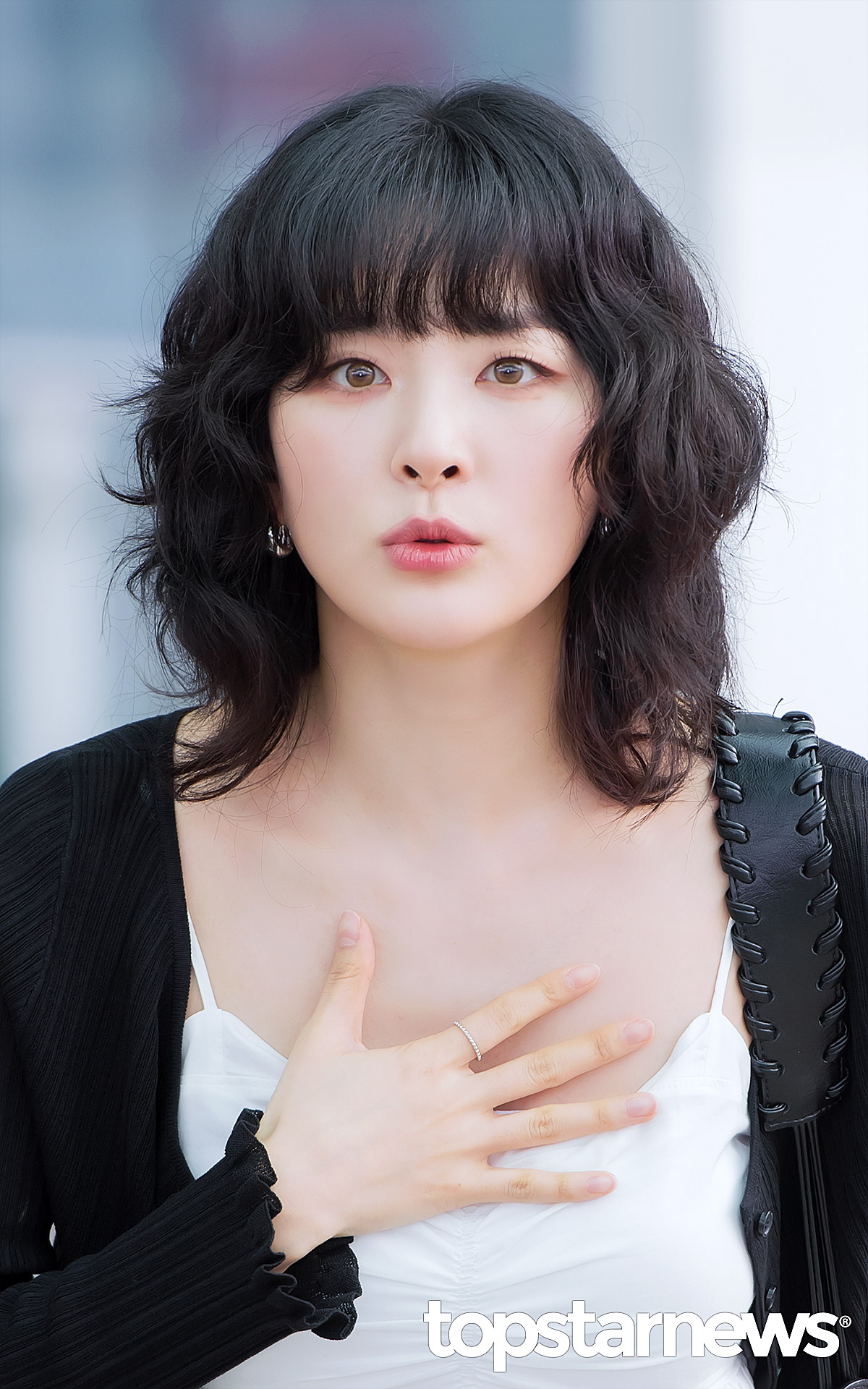 레드벨벳 슬기, 슬기에게 신곡 스포일러 요청하면 볼 수 있는 표정…귀엽죠? (인천공항 출국) [HD포토]