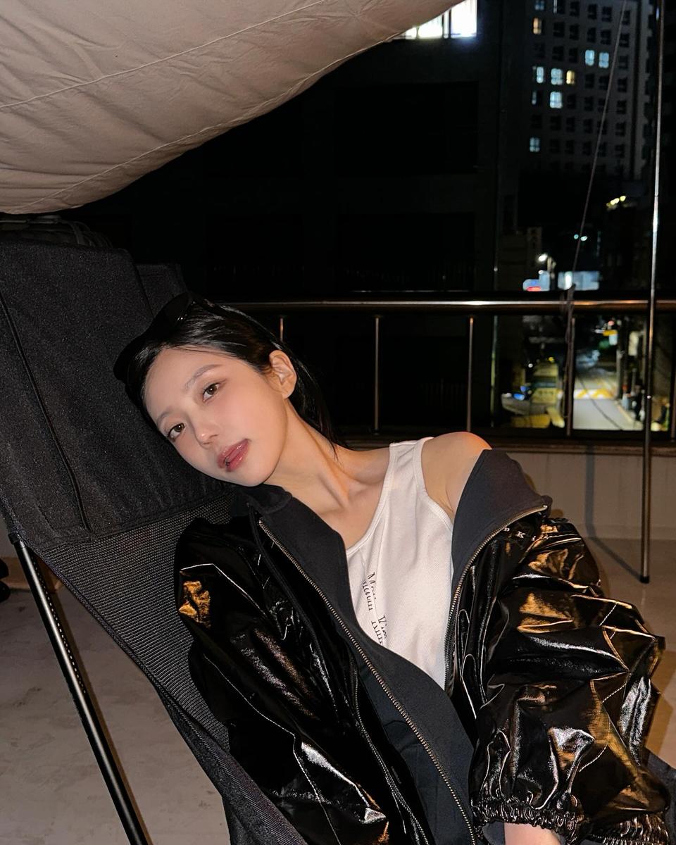 옥상 밤공기와 삼겹살 한 조각…윤하정, 도심의 여유 담은 근황→팬들 반가움
