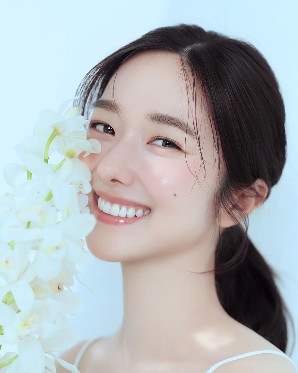 순수 미소+꽃 향기…이혜성, 투명 피부로 봄 감성 폭발
