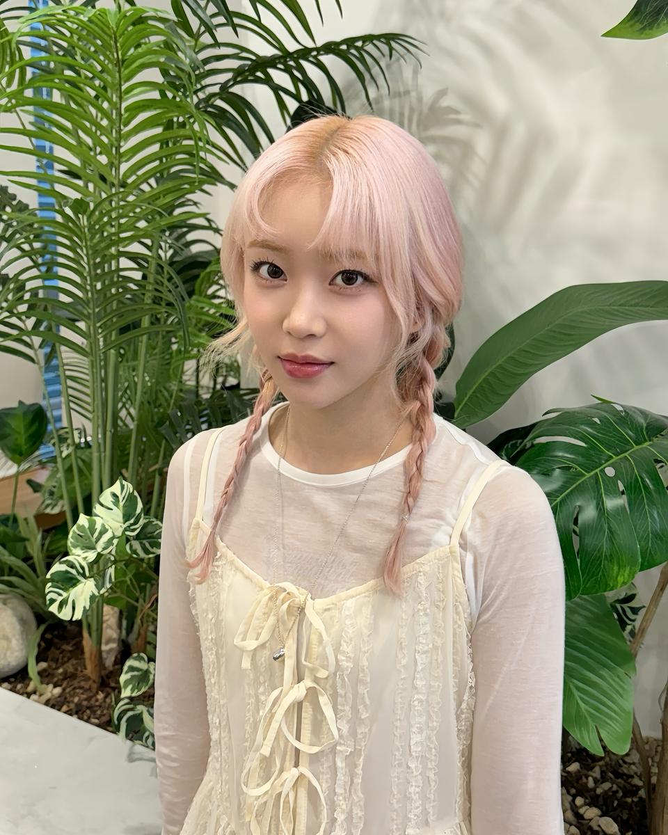 핑크빛 땋은 머리, 순백의 아침…스테이씨 수민, 맑은 미소→봄날 화사함