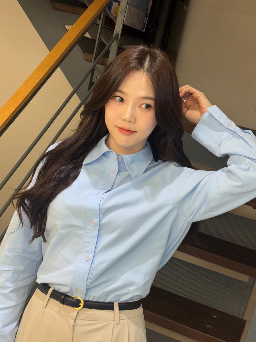 스카이블루 셔츠에 청순 무드…효정, 봄날 복도 계단 위→시선 머문 표정