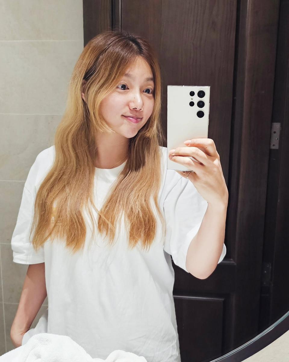 생얼 청순+흰 티 자유로움…이채영, 유려한 헤어→거울 셀카 근황
