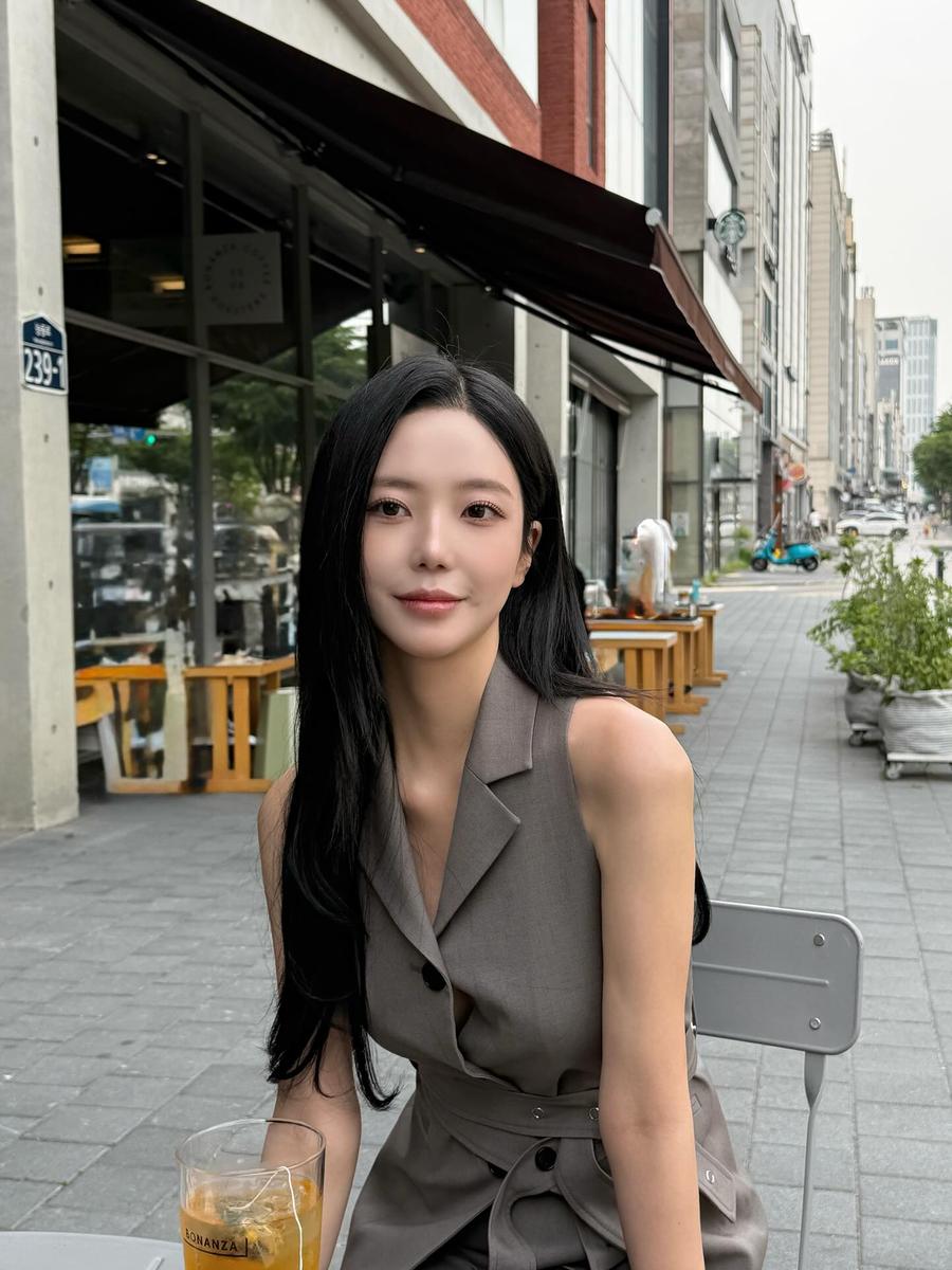 오랜만에 여유 즐기기…윤하정, 카페 앞 오후→편안함 가득한 미소