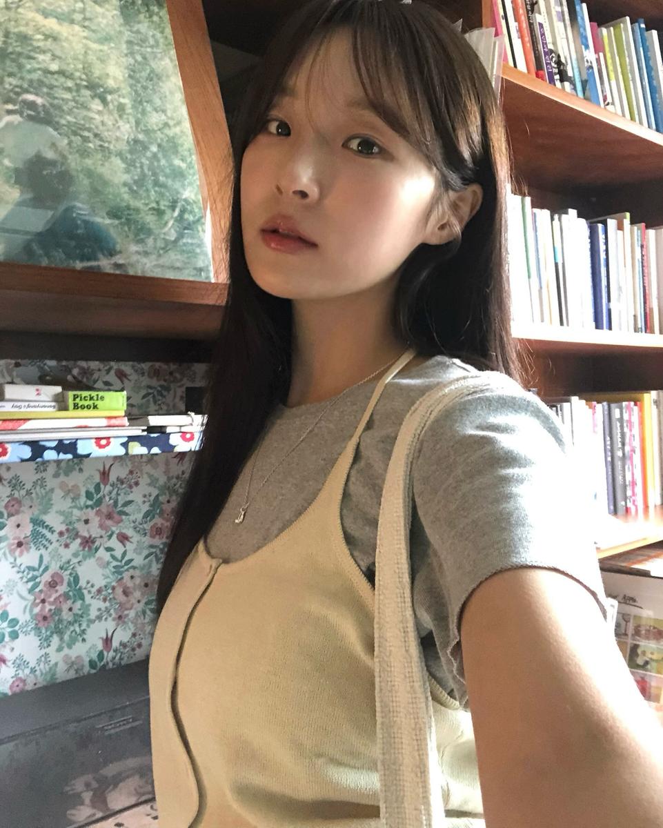 올여름 첫 빙수의 여운…이서경, 은은한 초여름 오후→책방 속 나른한 셀카