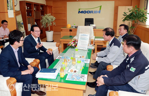 무림P&P 현안사항 청취하고 있는 송철호 울산시장