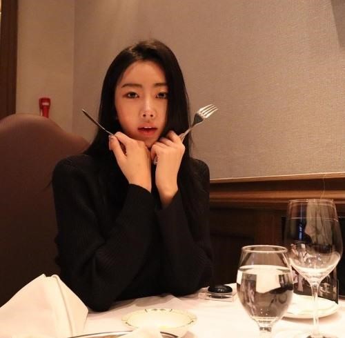 달샤벳 수빈, 식당에서 분위기있게 한 컷...음식보다 머릿결에 시선이