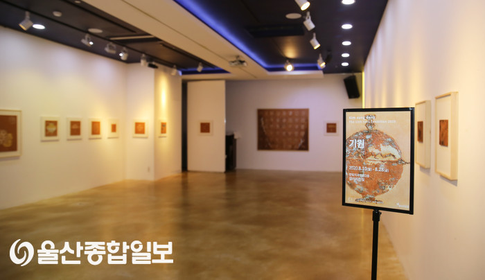 ‘황토로 표현한 어떤이의 희망’ 김성동 13번째 개인전 ’기원‘