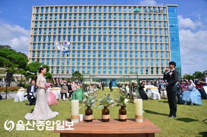 울주군청 광장서 두 번째 작은 야외 결혼식 열려