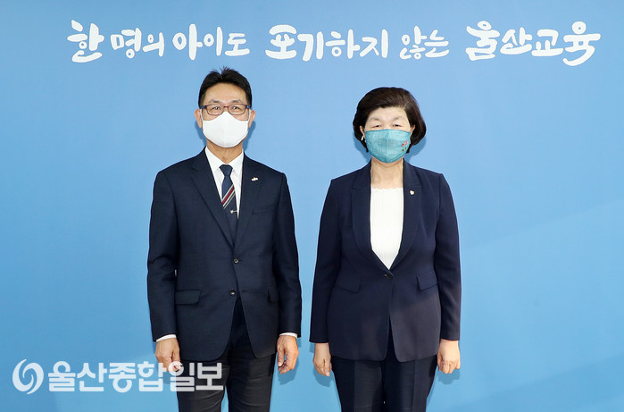노옥희 울산교육감, 구자록 울산정보산업진흥원장과 환담